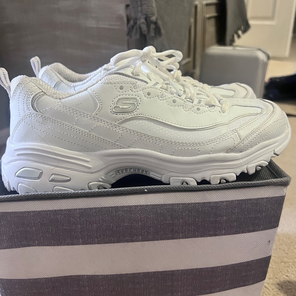 **Sketchers Woman’s D’Lite Fashion Sneaker with Cooling Memory Foam**